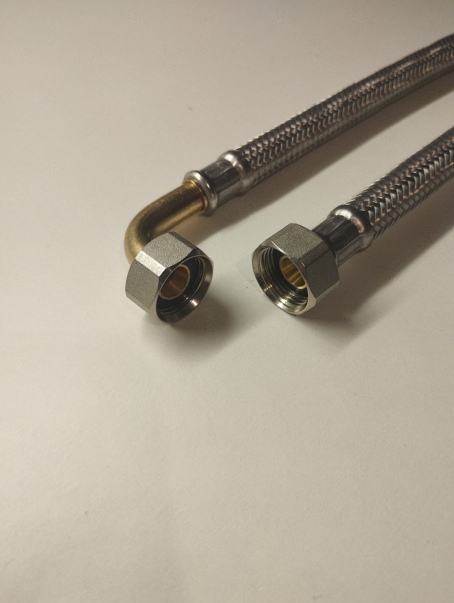 Flexschlauch DN8 G3/8" IG (mit Dichtung) x 1/2" IG 90° Bogen mit Edelstahlumflechtung